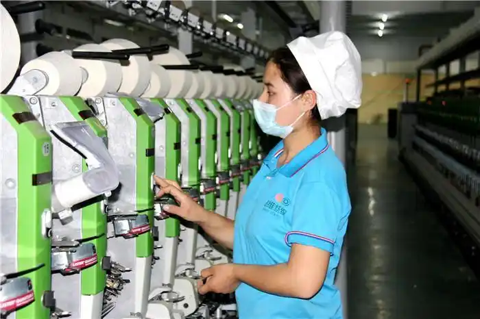 图三:阿瓦提县思维纺织厂的工人正在全神贯注地工作,他们挥汗如雨