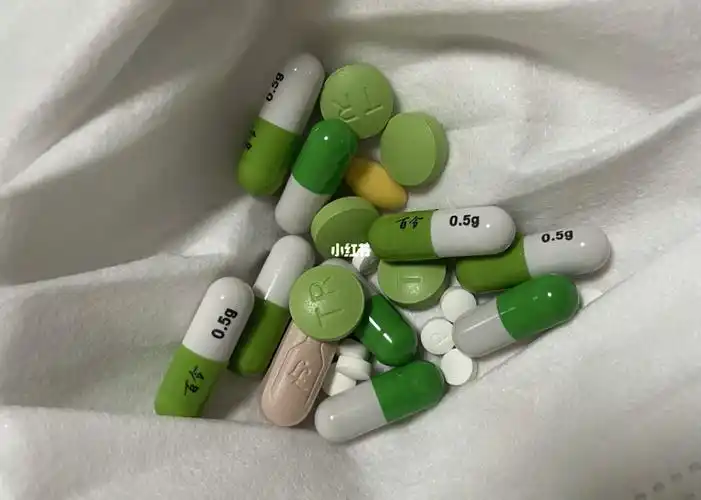 伙伴们,这一大把药感觉比我吃的大米饭都多!