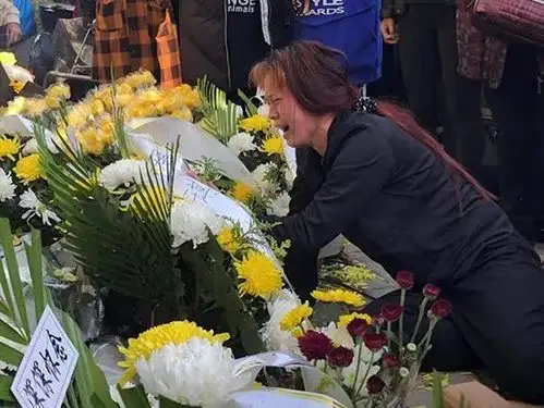 大连市民自发前去祭奠遇害女孩头七网祭英烈魂网上纪念馆网上祭奠网
