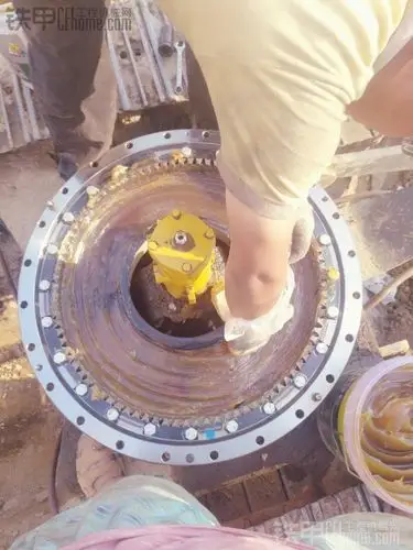 临工挖机换回转支撑(大盘) 有图,有文,有过程!