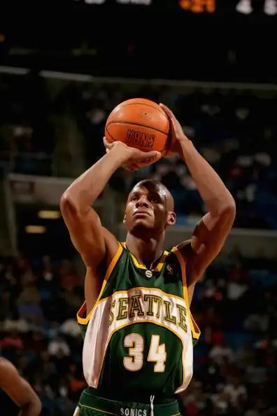 学雷阿伦或阿兰休斯顿,网上还有雷阿伦教投篮,百度一搜就可以,不过是