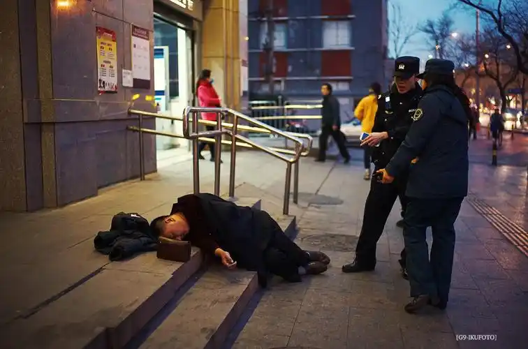 街头偶遇醉酒人