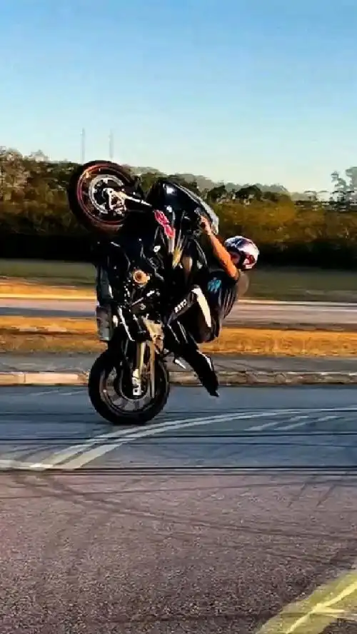 骑宝马重机车翘头