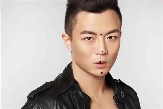 一,眉毛中间长痣:福气满盈通常在左右两眉毛正中,也就是额头正中的