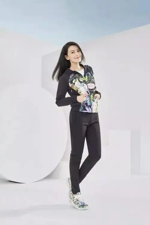 一身运动装也是高圆圆的最爱,具有碎花的剪裁,与鞋子相呼应,同时搭配