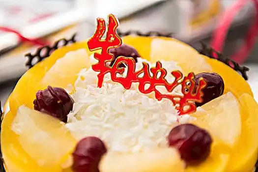 生日蛋糕,生日快乐生日蛋糕,生日祝福中年男人看手表年轻人时尚聚会