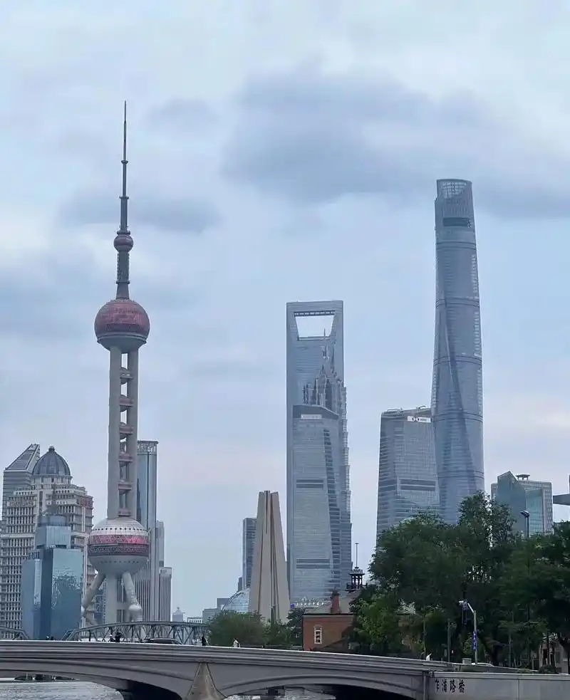 换个角度看世界 #城市风景一角 #上海外滩 #魔都上海 #东方明珠