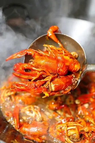 白石洲宵夜神店!一只小龙虾有手臂长!100多元两人吃到饱!