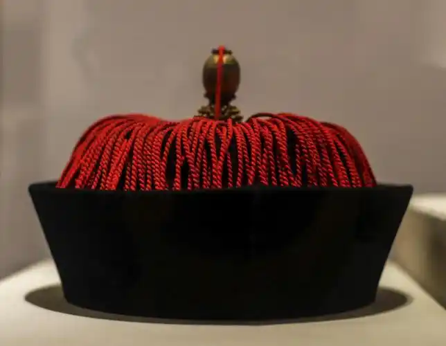 官员冬吉服冠清 七品官员夏吉服冠清代的主要官定冠帽主要包括朝冠,常