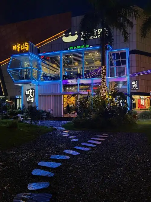 夜色降临雨后的新会万达广场景色