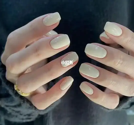 纯白色是一款经久不衰的经典款式,满满的高级感 配上方形指甲超级的