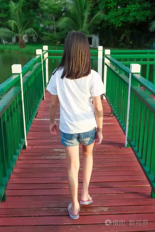 女孩走在步行的方式照片-正版商用图片0o3z7y-摄图新视界