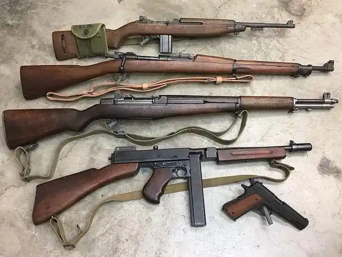 汤普森冲锋枪二战战场和上古黑帮片里的扫敌利器