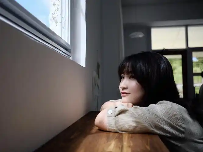 夏天的午后喜欢在窗边发呆,一个人舒服的放空