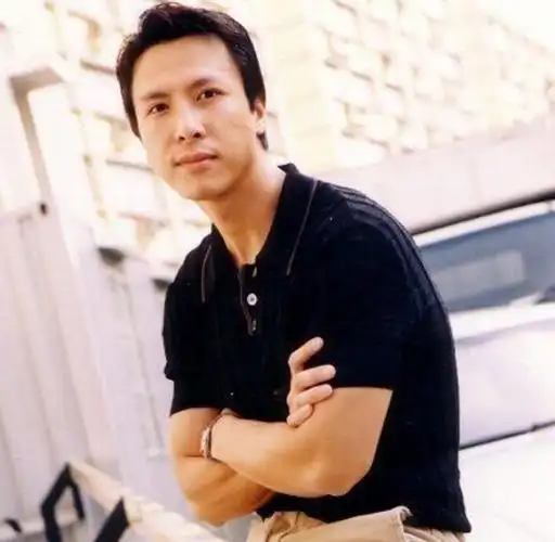 功夫巨星甄子丹也老了过57岁生日两鬓斑白小18岁娇妻仍似少女