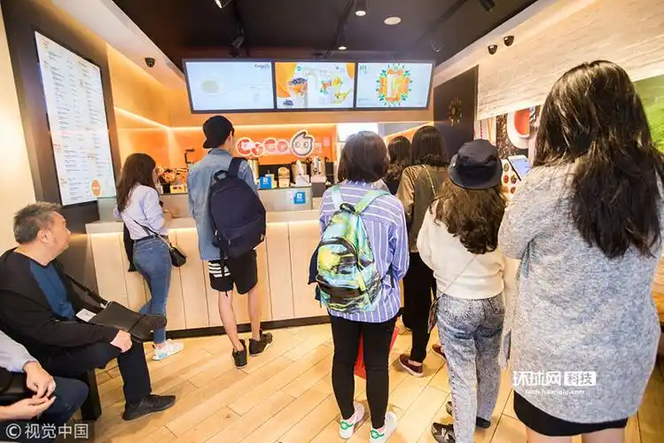 11 中国游客海外排队买奶茶 争相使用支付宝