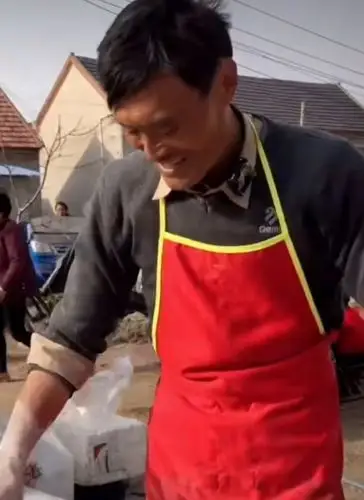 山东拉面哥网上很火拉面三元十几年不涨价