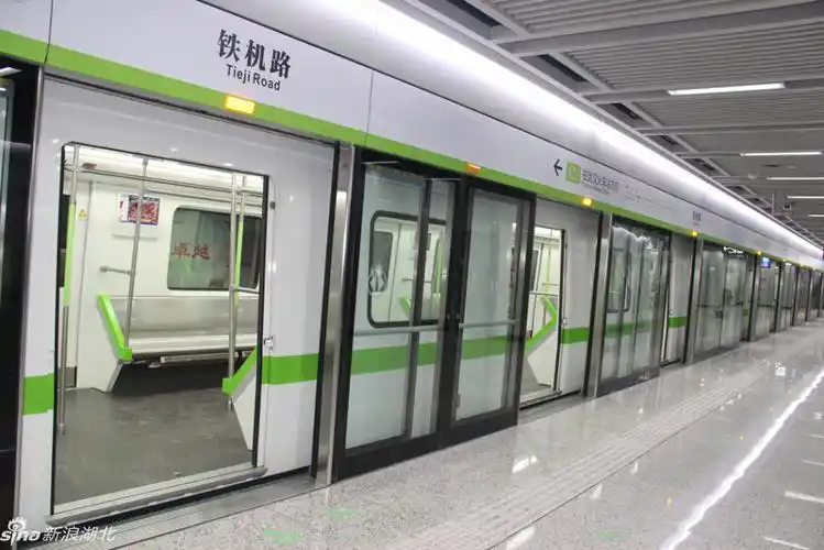 新浪湖北小编尝鲜武汉地铁4号线