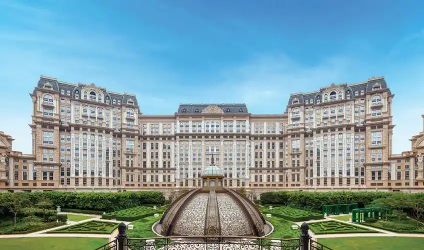 纵观这开业在即的#澳门上葡京综合度假村#  ,在西式的建筑风格下揉合