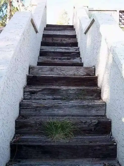 我们每年丢弃千万根旧枕木,他们搬回家干嘛?