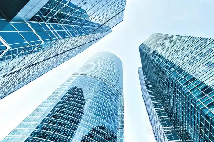 要钢浅蓝色背景的玻璃高高层建筑未来的摩天大楼商业现代城市的全景和