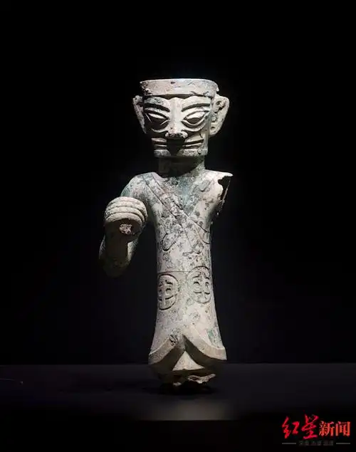 三星堆修复馆上新青铜圆形牌饰像熬夜的猫头鹰还有一件神秘文物仍在