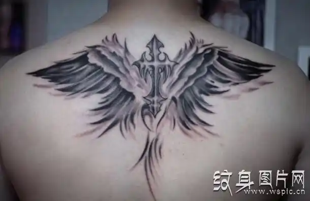 在基督教中,天使是神圣的不可侵犯的,它有着守护的含义,十字架纹身可