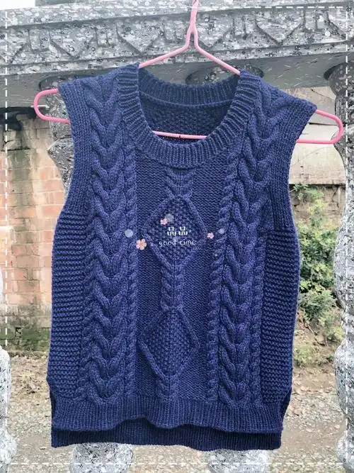 蓝臻 学院风儿童棒针麻花背心 -编织教程-编织人生