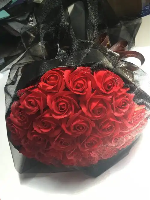 33朵黑纱玫瑰多少钱(33朵玫瑰黑纱包装图解)
