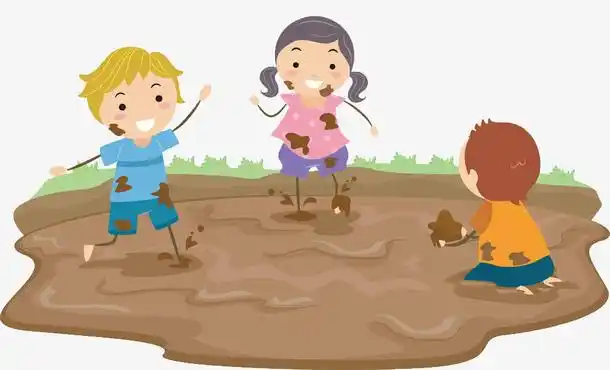 在污泥中玩耍的顽皮孩子