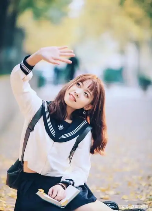 适合秋天的8个摆拍姿势,简单上镜,拍出自然不做作照片