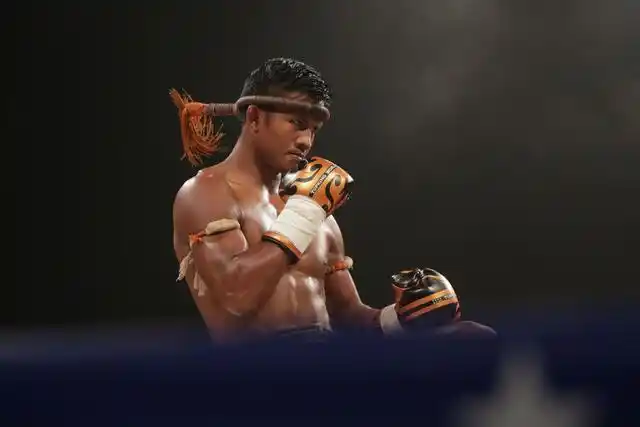 播求遭日本拳手恶意犯规,彻底怒了,疯狂扫踢将对手打崩溃!