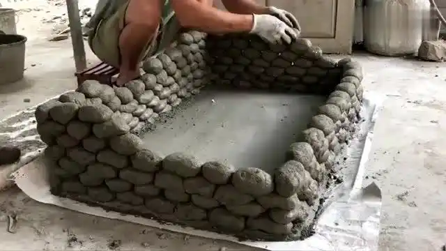 牛人就是牛人用水泥砌成一个水池美观又实用