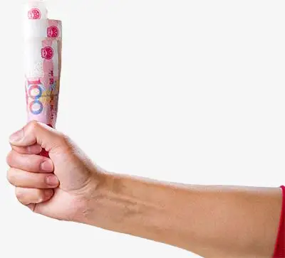 手拿着卷起来的钱