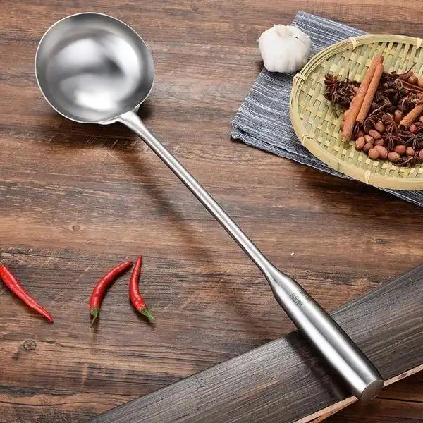 朋友请客吃饭,发现后厨的厨师用锅铲炒菜,我:换家店吃吧_勺子