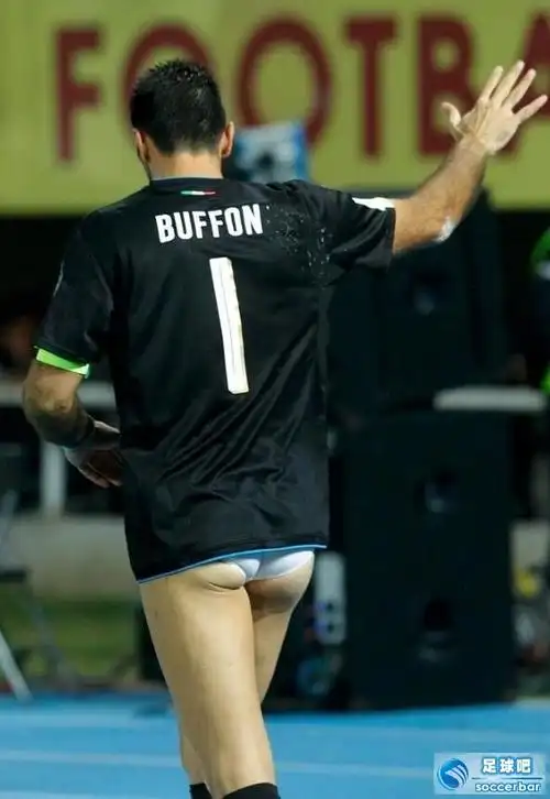 总攻大人露春光 布冯激情庆祝下半身只剩内裤 - =尤文图斯吧= 足球吧