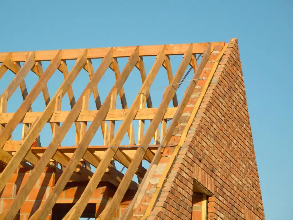 屋面施工,屋顶建筑显示木结构