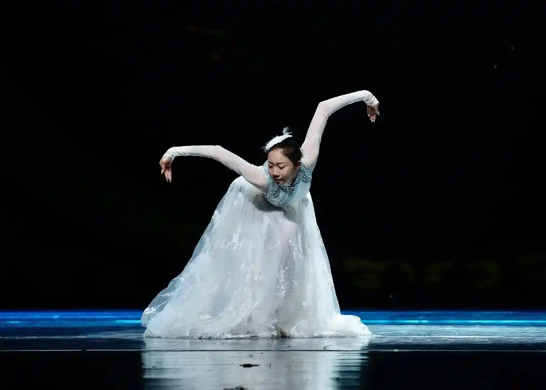 《翔》蒙古族舞蹈#原创摄影 #让喜欢的事成为生活 #你的坚持 - 抖音