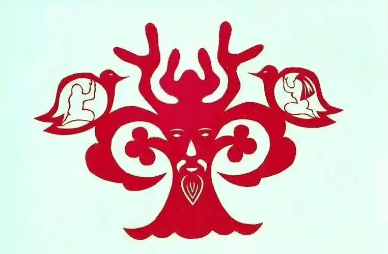 鄂伦春族世代游猎在大小兴安岭的密林中,擅长在桦树皮上雕刻各种剪纸