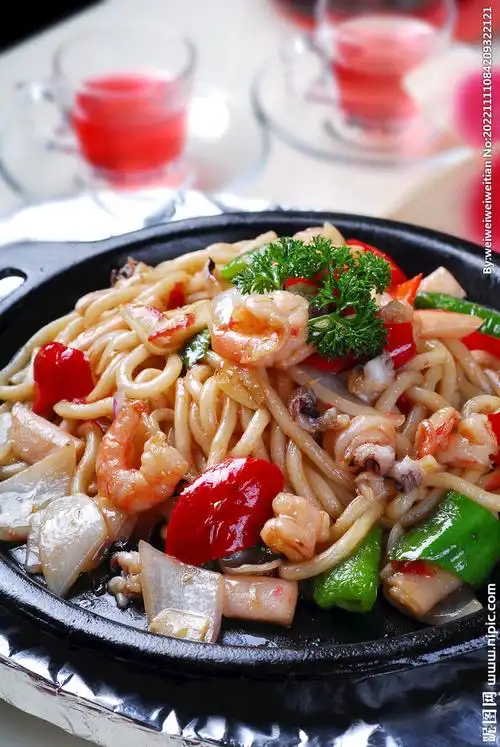 铁板海鲜乌冬面摄影图__传统美食_餐饮美食_摄影图库_昵图网nipic.com