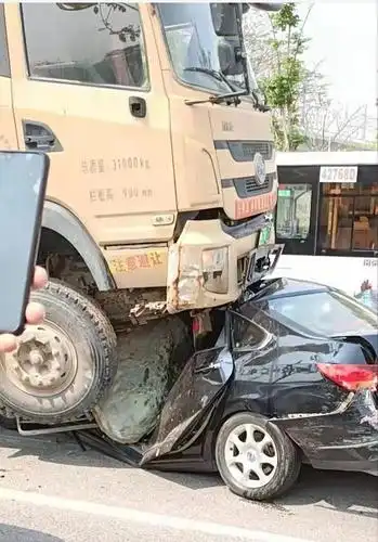 极速真探惨烈泥头车涉嫌闯红灯压扁一小车1死1伤