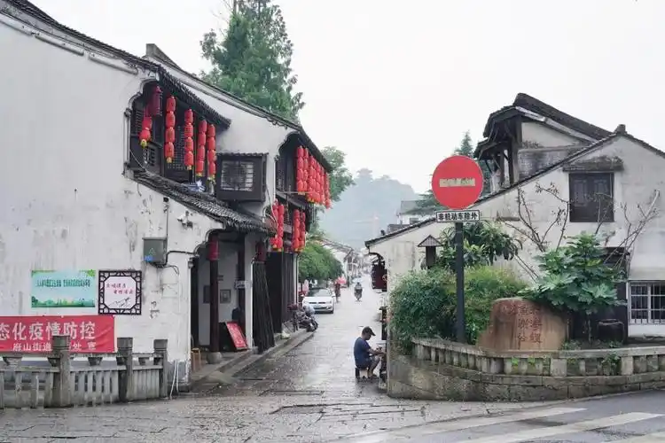 西小路一面临河,另一面是镇水而居的民居, 是江南水乡常见的"河街并行