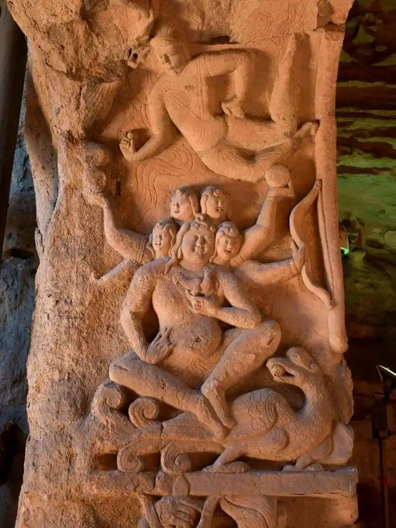 云冈石窟|"云冈六美人",飞天窟 第七窟后室拱门和明窗间雕刻有"供养六