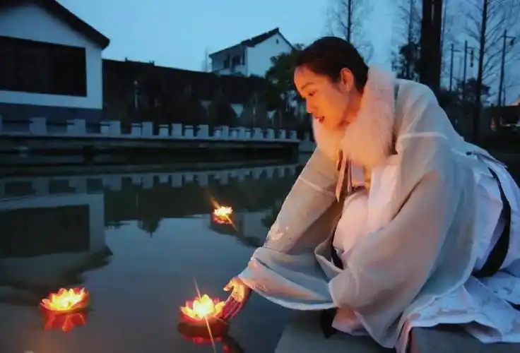 穿汉服,放河灯,许心愿.