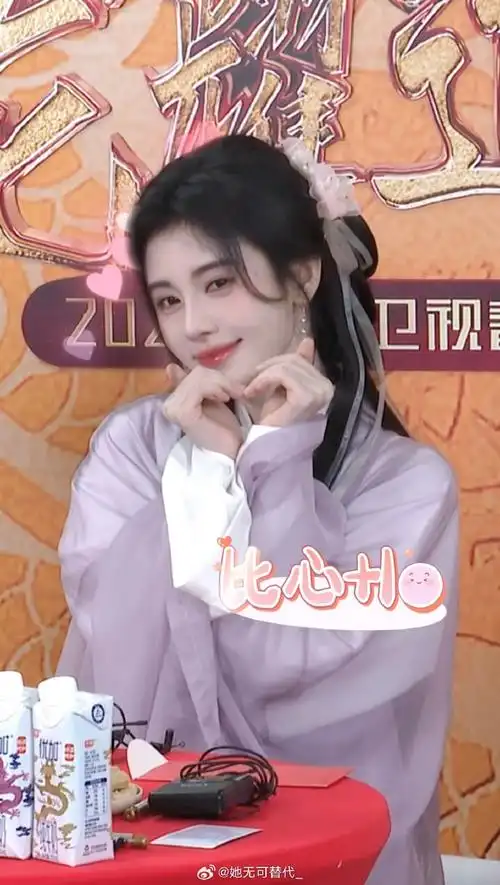 鞠婧祎龙年比心五连拍