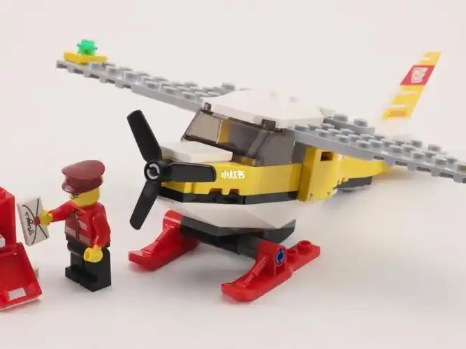 拼搭乐高邮政小飞机完成运送任务