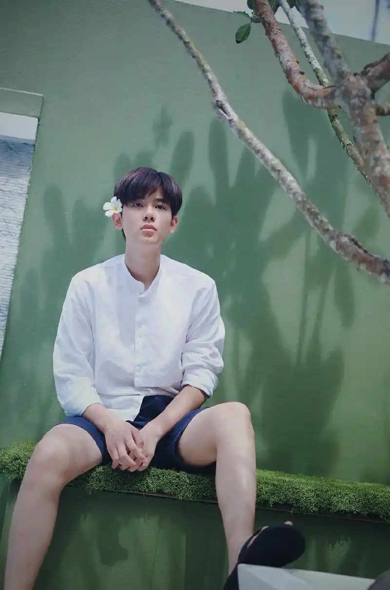 胡先煦帅气文艺白衬衫写真图片