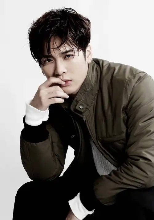 王嘉尔拍照时有多喜欢托腮