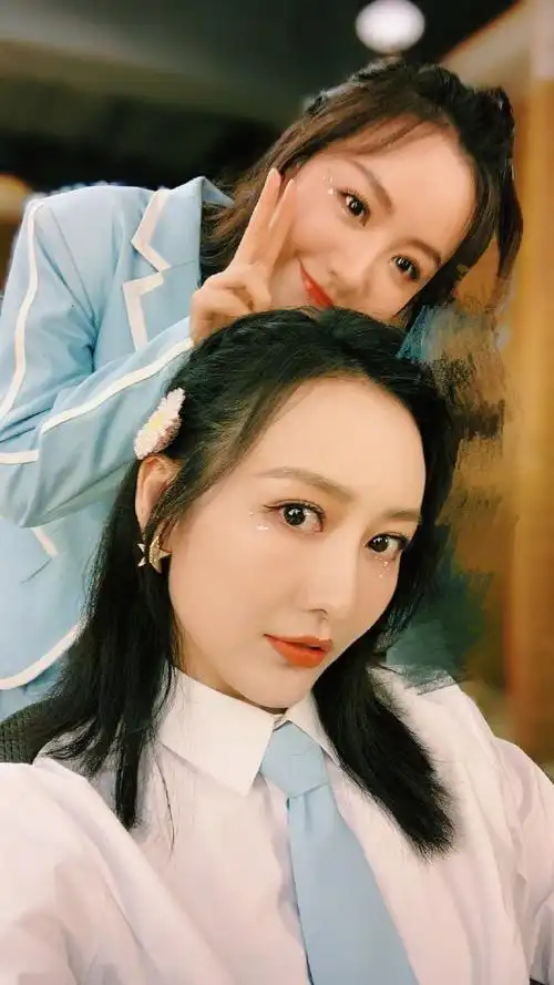 杨蓉王鸥制服自拍#王鸥和杨蓉晒了穿制服的. 来自吃瓜卫视 - 微博