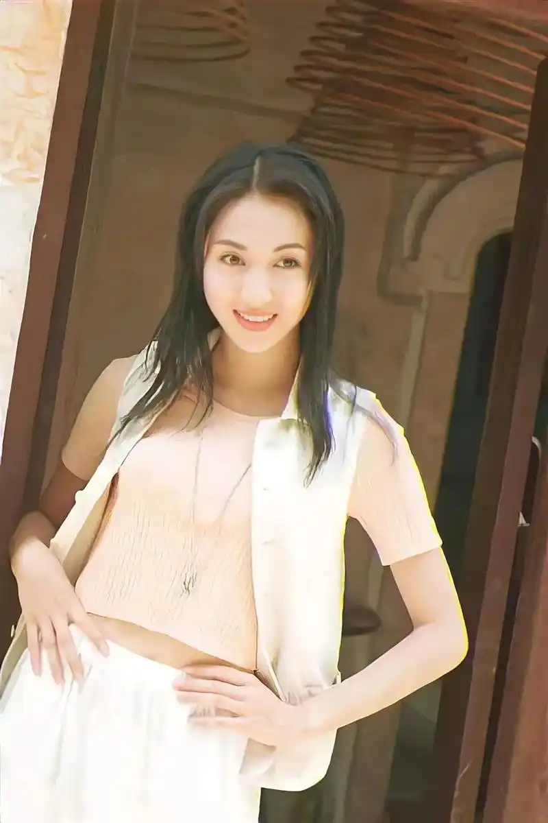 黎姿:演艺生涯华丽史诗 黎姿,1971年金秋降生于香港,祖籍广东省江门市